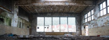 Çok kirlenmiş endüstriyel bir fabrikanın kalıntıları, sanayi serisi.