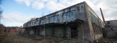 Çok kirlenmiş endüstriyel bir fabrikanın kalıntıları, sanayi serisi.