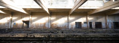 Çok kirlenmiş endüstriyel bir fabrikanın kalıntıları, sanayi serisi.