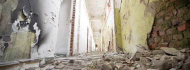 Çok kirlenmiş endüstriyel bir fabrikanın kalıntıları, sanayi serisi.