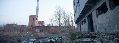 Çok kirlenmiş endüstriyel bir fabrikanın kalıntıları, sanayi serisi.