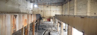 Çok kirlenmiş endüstriyel bir fabrikanın kalıntıları, sanayi serisi.