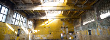 Çok kirlenmiş endüstriyel bir fabrikanın kalıntıları, sanayi serisi.