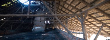 Çok kirlenmiş endüstriyel bir fabrikanın kalıntıları, sanayi serisi.