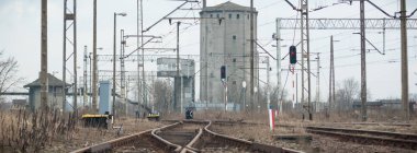 Güneşli bir günde demiryolu manzarası