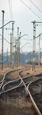 Güneşli bir günde demiryolu manzarası