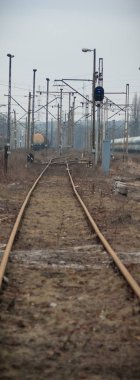 Güneşli bir günde demiryolu manzarası