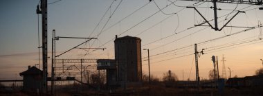 Güneşli bir günde demiryolu manzarası