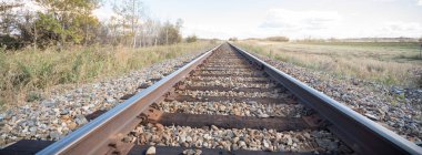 Güneşli bir günde demiryolu manzarası