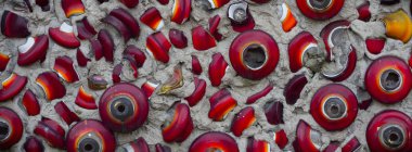 Terk edilmiş eski bir fabrika binasının geniş açılı görüntüsü