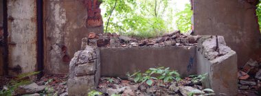 Terk edilmiş eski bir fabrika binasının geniş açılı görüntüsü