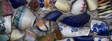 Terk edilmiş eski bir fabrika binasının geniş açılı görüntüsü