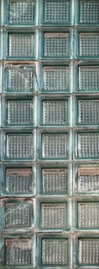 Terk edilmiş eski bir fabrika binasının geniş açılı görüntüsü