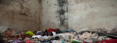 Terk edilmiş eski bir fabrika binasının geniş açılı görüntüsü