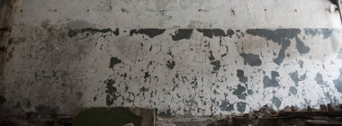 Terk edilmiş eski bir fabrika binasının geniş açılı görüntüsü