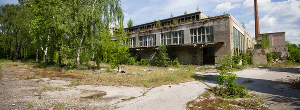 Çok kirlenmiş endüstriyel bir fabrikanın kalıntıları, sanayi serisi.