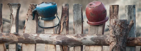 Oude Houten Grenspalen Met Nagels Zonnige Dag — Stockfoto