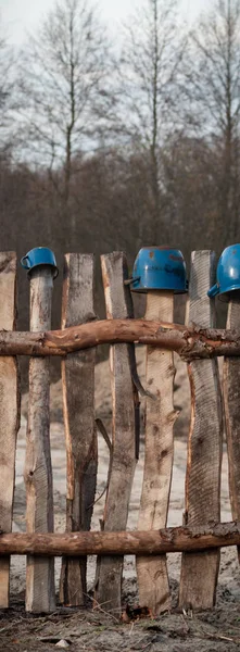 Oude Houten Grenspalen Met Nagels Zonnige Dag — Stockfoto