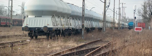 Güneşli bir günde demiryolu manzarası