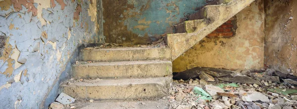 Groothoekzicht Een Oude Muur Verlaten Fabrieksgebouw — Stockfoto