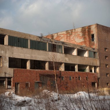 Çok kirlenmiş endüstriyel bir fabrikanın kalıntıları, sanayi serisi.