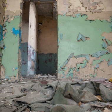 Çok kirlenmiş endüstriyel bir fabrikanın kalıntıları, sanayi serisi.