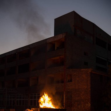 Çok kirlenmiş endüstriyel bir fabrikanın kalıntıları, sanayi serisi.