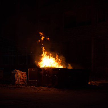 Çok kirlenmiş endüstriyel bir fabrikanın kalıntıları, sanayi serisi.