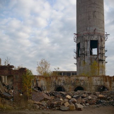 Çok kirlenmiş endüstriyel bir fabrikanın kalıntıları, sanayi serisi.