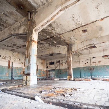 Çok kirlenmiş endüstriyel bir fabrikanın kalıntıları, sanayi serisi.