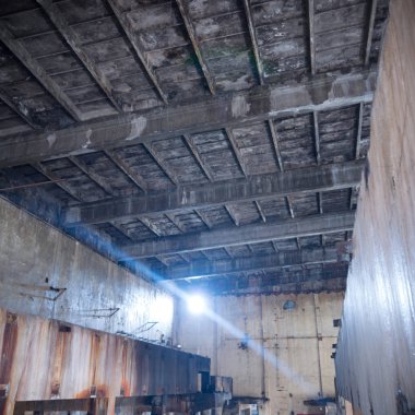 Çok kirlenmiş endüstriyel bir fabrikanın kalıntıları, sanayi serisi.