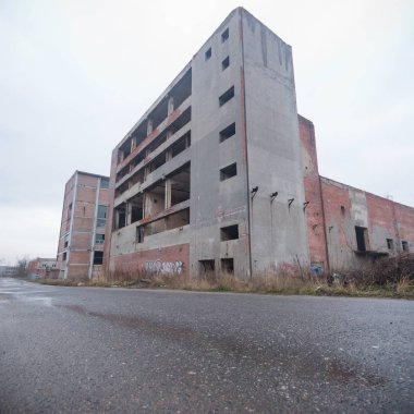 Çok kirlenmiş endüstriyel bir fabrikanın kalıntıları, sanayi serisi.