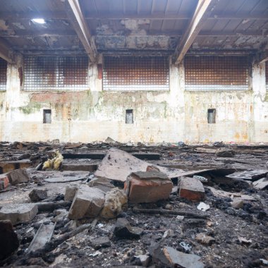 Çok kirlenmiş endüstriyel bir fabrikanın kalıntıları, sanayi serisi.