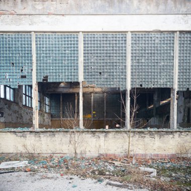 Çok kirlenmiş endüstriyel bir fabrikanın kalıntıları, sanayi serisi.