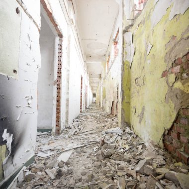 Çok kirlenmiş endüstriyel bir fabrikanın kalıntıları, sanayi serisi.