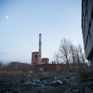 Çok kirlenmiş endüstriyel bir fabrikanın kalıntıları, sanayi serisi.