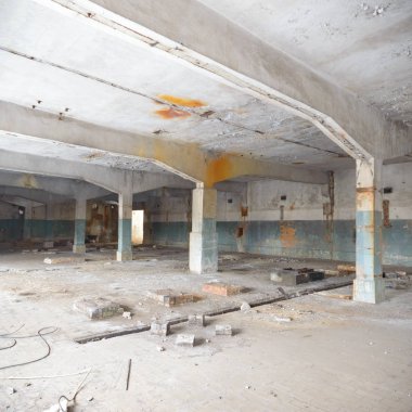 Çok kirlenmiş endüstriyel bir fabrikanın kalıntıları, sanayi serisi.