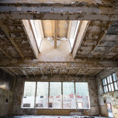 Çok kirlenmiş endüstriyel bir fabrikanın kalıntıları, sanayi serisi.