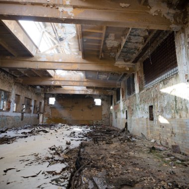 Çok kirlenmiş endüstriyel bir fabrikanın kalıntıları, sanayi serisi.