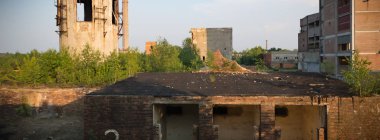 Çok kirlenmiş endüstriyel bir fabrikanın kalıntıları, sanayi serisi.