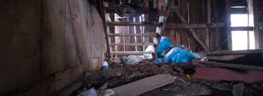 Çok kirlenmiş endüstriyel bir fabrikanın kalıntıları, sanayi serisi.