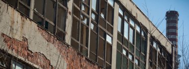 Çok kirlenmiş endüstriyel bir fabrikanın kalıntıları, sanayi serisi.