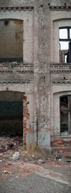 Çok kirlenmiş endüstriyel bir fabrikanın kalıntıları, sanayi serisi.