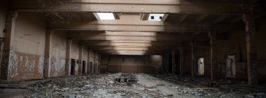 Çok kirlenmiş endüstriyel bir fabrikanın kalıntıları, sanayi serisi.