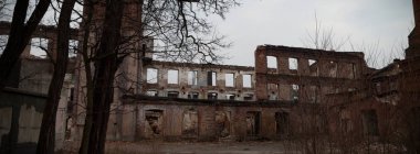 Çok kirlenmiş endüstriyel bir fabrikanın kalıntıları, sanayi serisi.