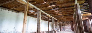 Çok kirlenmiş endüstriyel bir fabrikanın kalıntıları, sanayi serisi.