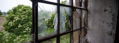 Çok kirlenmiş endüstriyel bir fabrikanın kalıntıları, sanayi serisi.