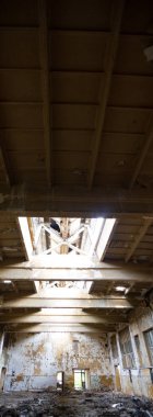 Çok kirlenmiş endüstriyel bir fabrikanın kalıntıları, sanayi serisi.