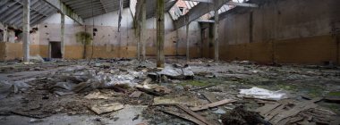 Çok kirlenmiş endüstriyel bir fabrikanın kalıntıları, sanayi serisi.