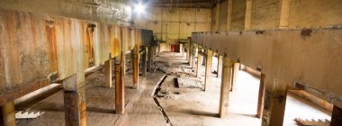 Çok kirlenmiş endüstriyel bir fabrikanın kalıntıları, sanayi serisi.